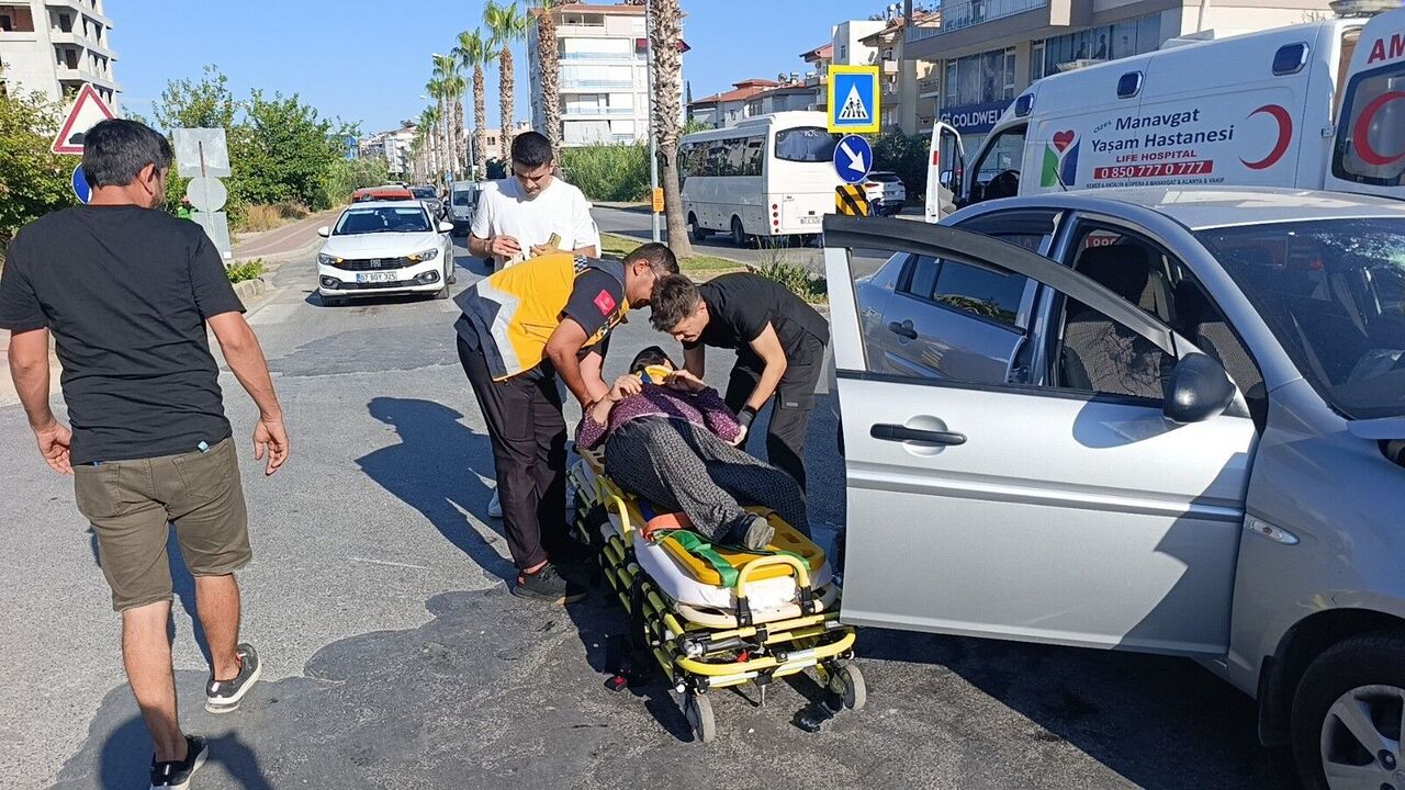 Antalya Manavgat’ta Kavşakta Kaza 3 Yaralı (1)