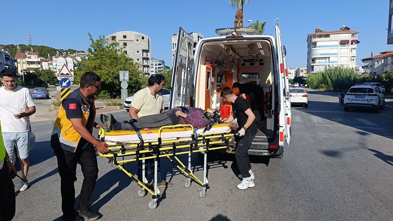 Antalya Manavgat’ta Kavşakta Kaza 3 Yaralı (2)