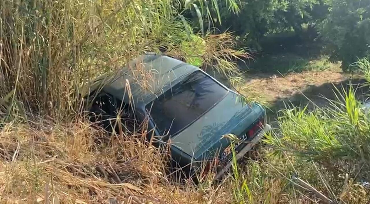 Antalya Serik’te Şarampole Yuvarlanan Otomobilde Anne Ve Kızı Yaralandı, Kaza Kamerada (4)