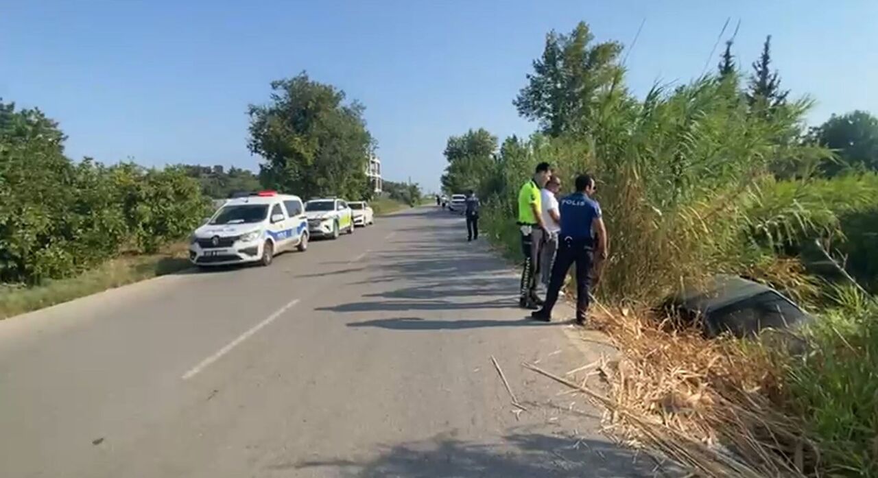 Antalya Serik’te Şarampole Yuvarlanan Otomobilde Anne Ve Kızı Yaralandı, Kaza Kamerada (5)