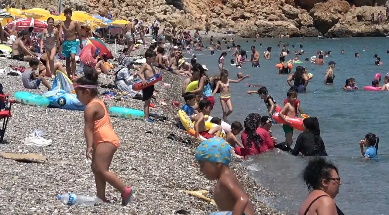 Antalya’da 43 Dereceyi Gören Sıcakta Sahiller Doldu (1)-1