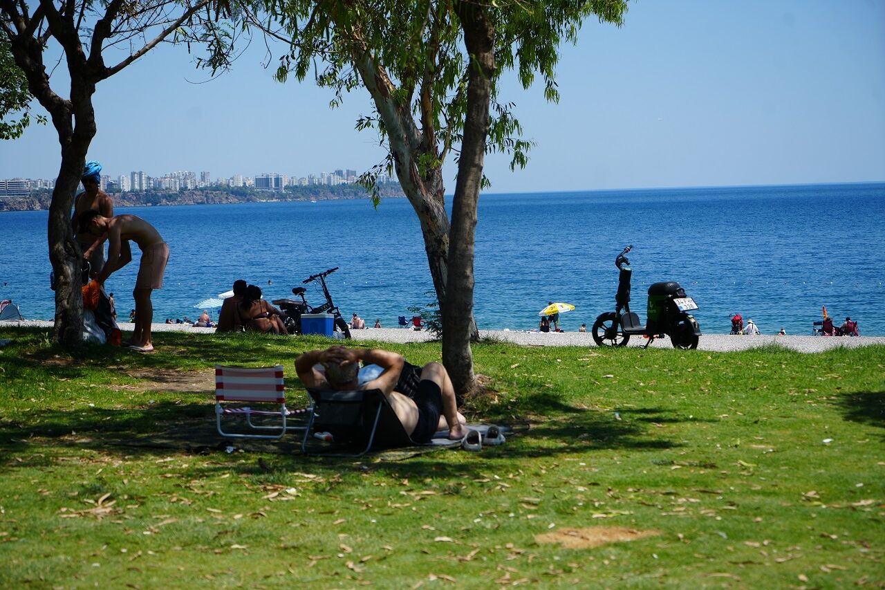 Antalya’da 43 Dereceyi Gören Sıcakta Sahiller Doldu (3)