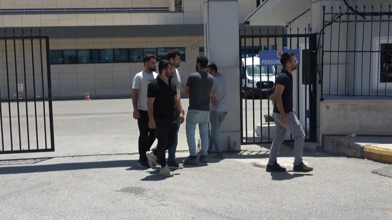 Antalya’da Ağabeyinin Bıçakladığı Genç Kız Hayatını Kaybetti (3)