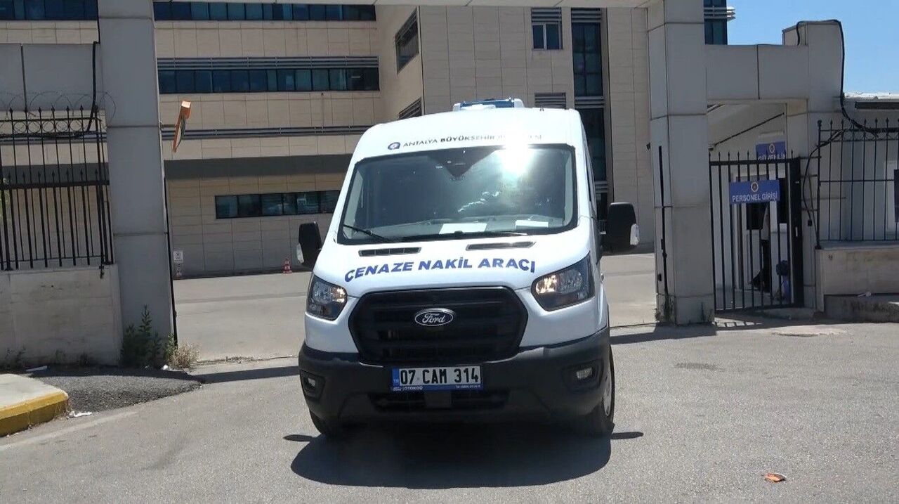 Antalya’da Ağabeyinin Bıçakladığı Genç Kız Hayatını Kaybetti (4)