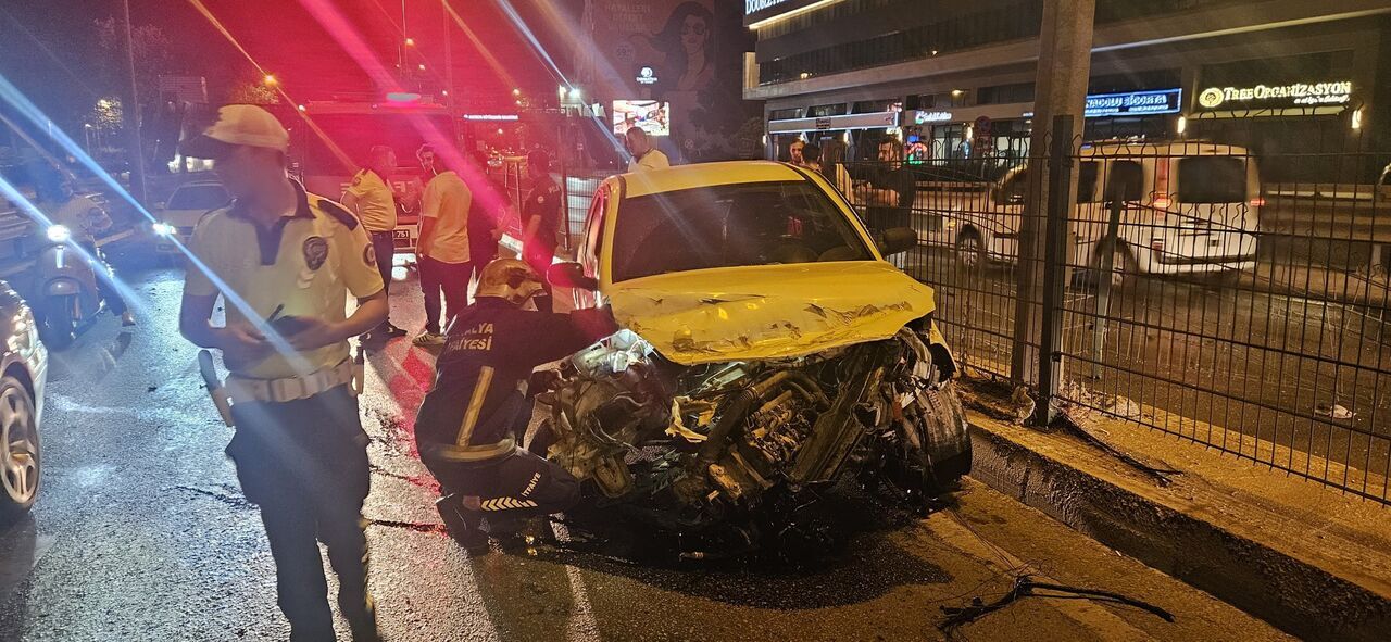 Antalya’da Alkollü Sürücünün Bariyerlere Çarptığı Kaza Mucize Kurtuluş (2)