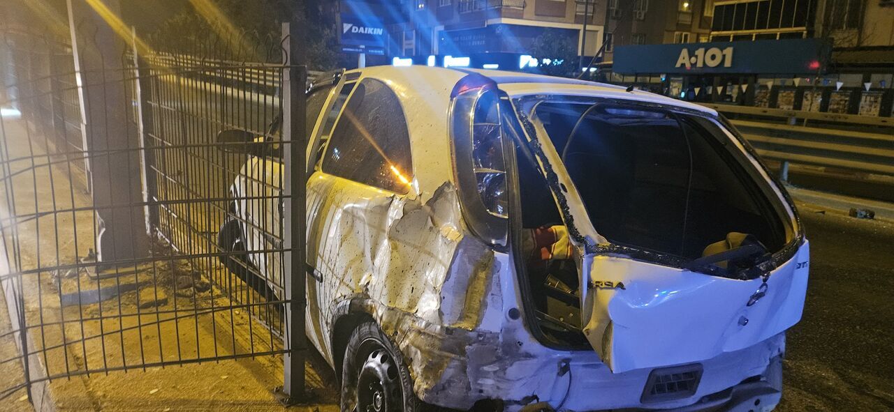 Antalya’da Alkollü Sürücünün Bariyerlere Çarptığı Kaza Mucize Kurtuluş (3)