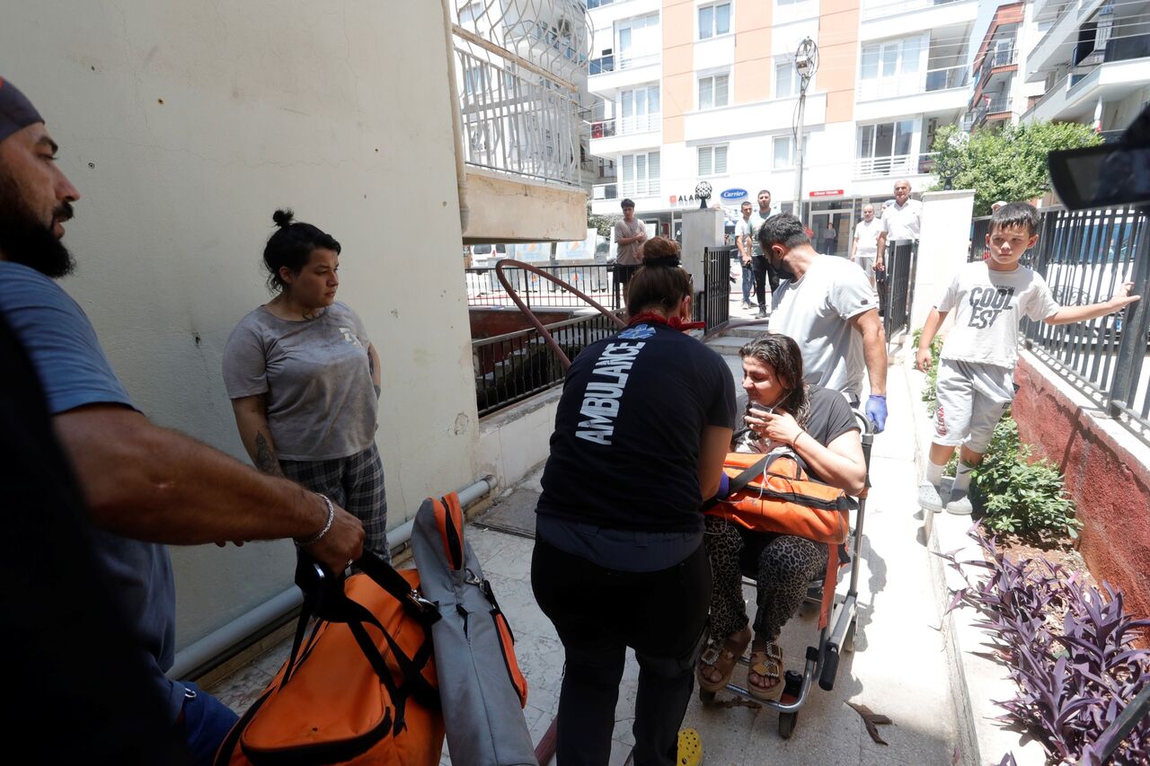 Antalya'da Apartmanda Çıkan Yangında 7'Si Çocuk 10 Kişi Dumandan Etkilendi (1)