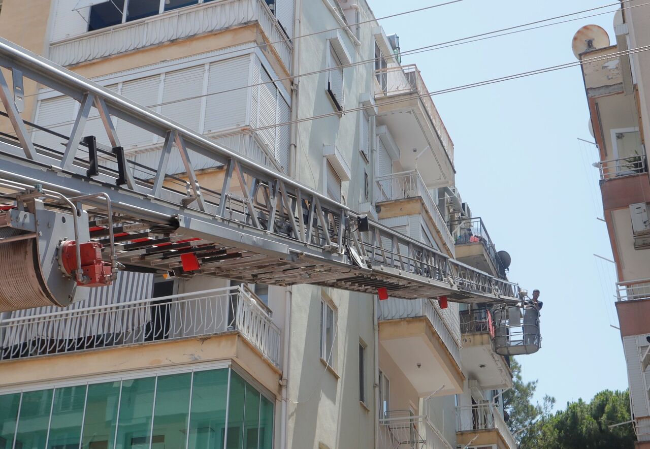 Antalya'da Apartmanda Çıkan Yangında 7'Si Çocuk 10 Kişi Dumandan Etkilendi (10)