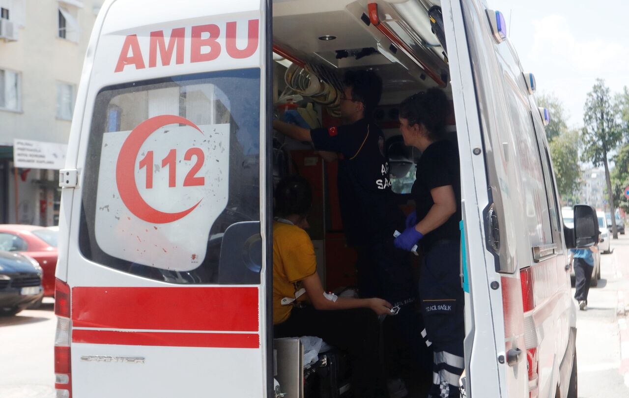 Antalya'da Apartmanda Çıkan Yangında 7'Si Çocuk 10 Kişi Dumandan Etkilendi (2)