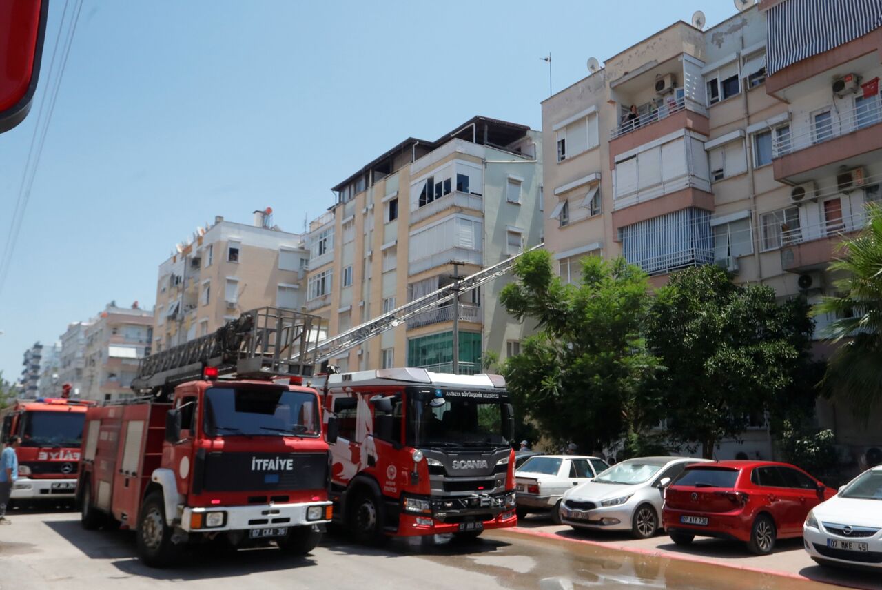 Antalya'da Apartmanda Çıkan Yangında 7'Si Çocuk 10 Kişi Dumandan Etkilendi (3)