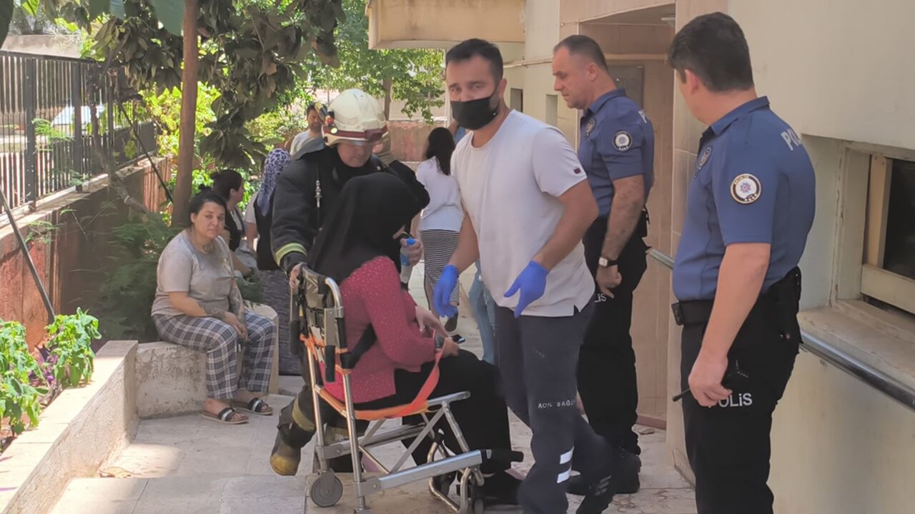 Antalya'da Apartmanda Çıkan Yangında 7'Si Çocuk 10 Kişi Dumandan Etkilendi (4)