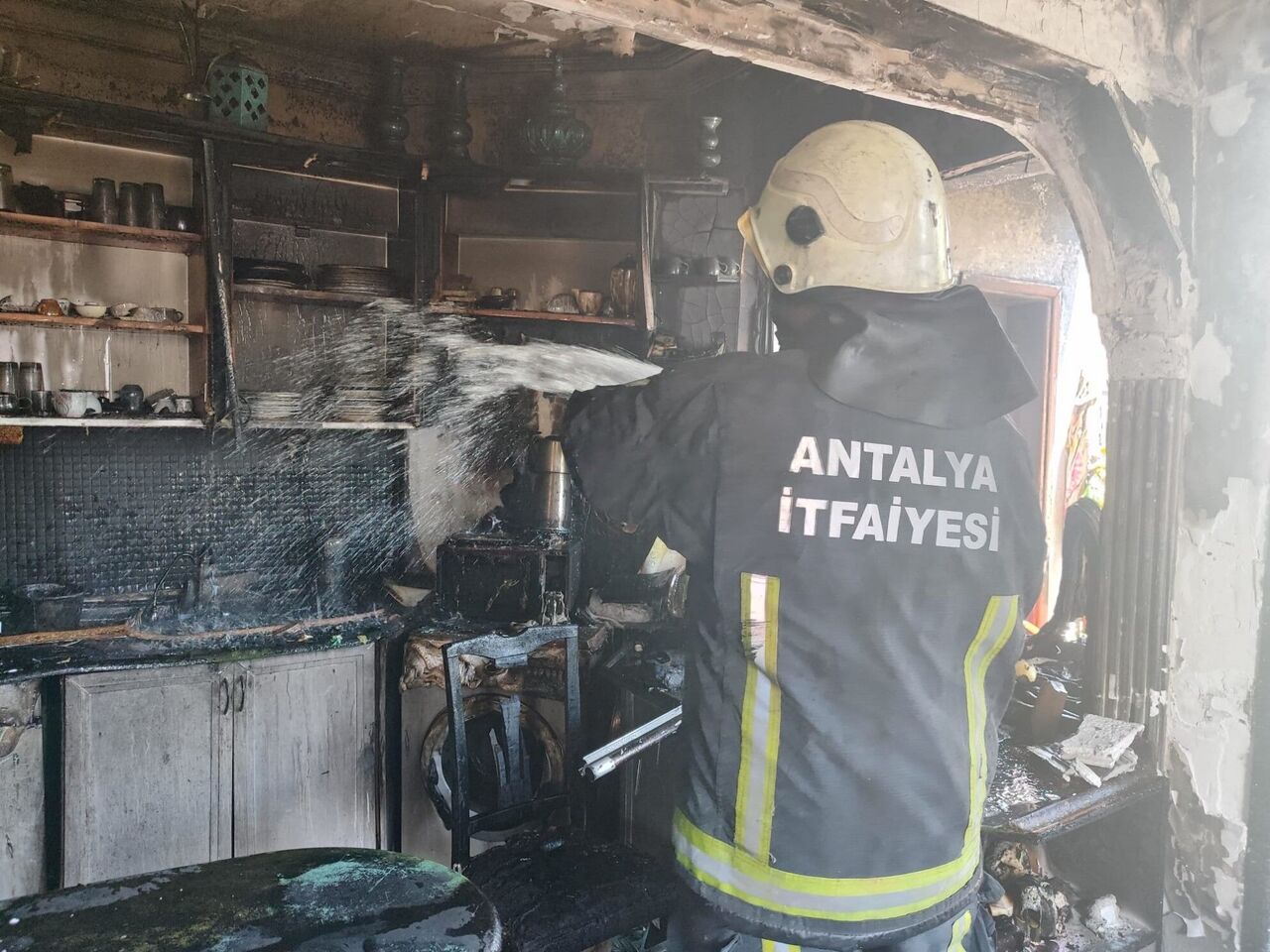 Antalya'da Apartmanda Çıkan Yangında 7'Si Çocuk 10 Kişi Dumandan Etkilendi (5)