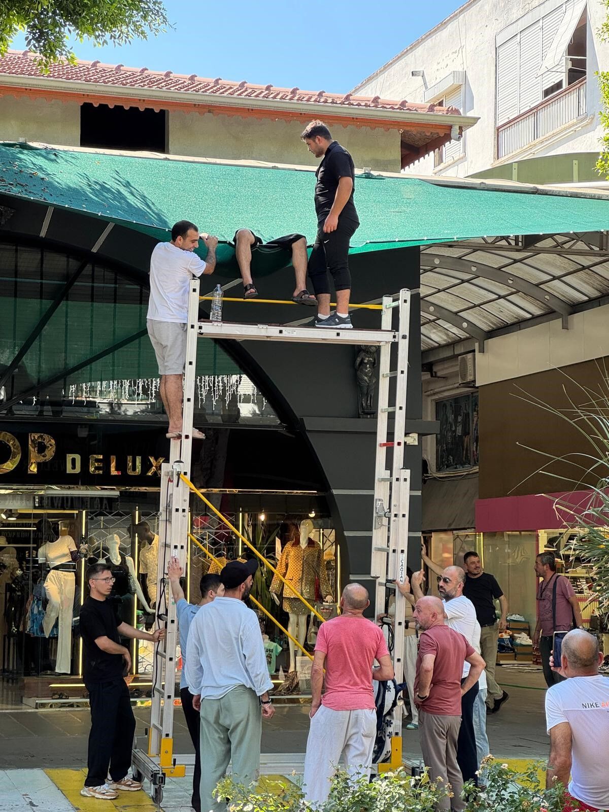Antalya'da Balkondan Düşen Genci Tenteler Kurtardı (2)