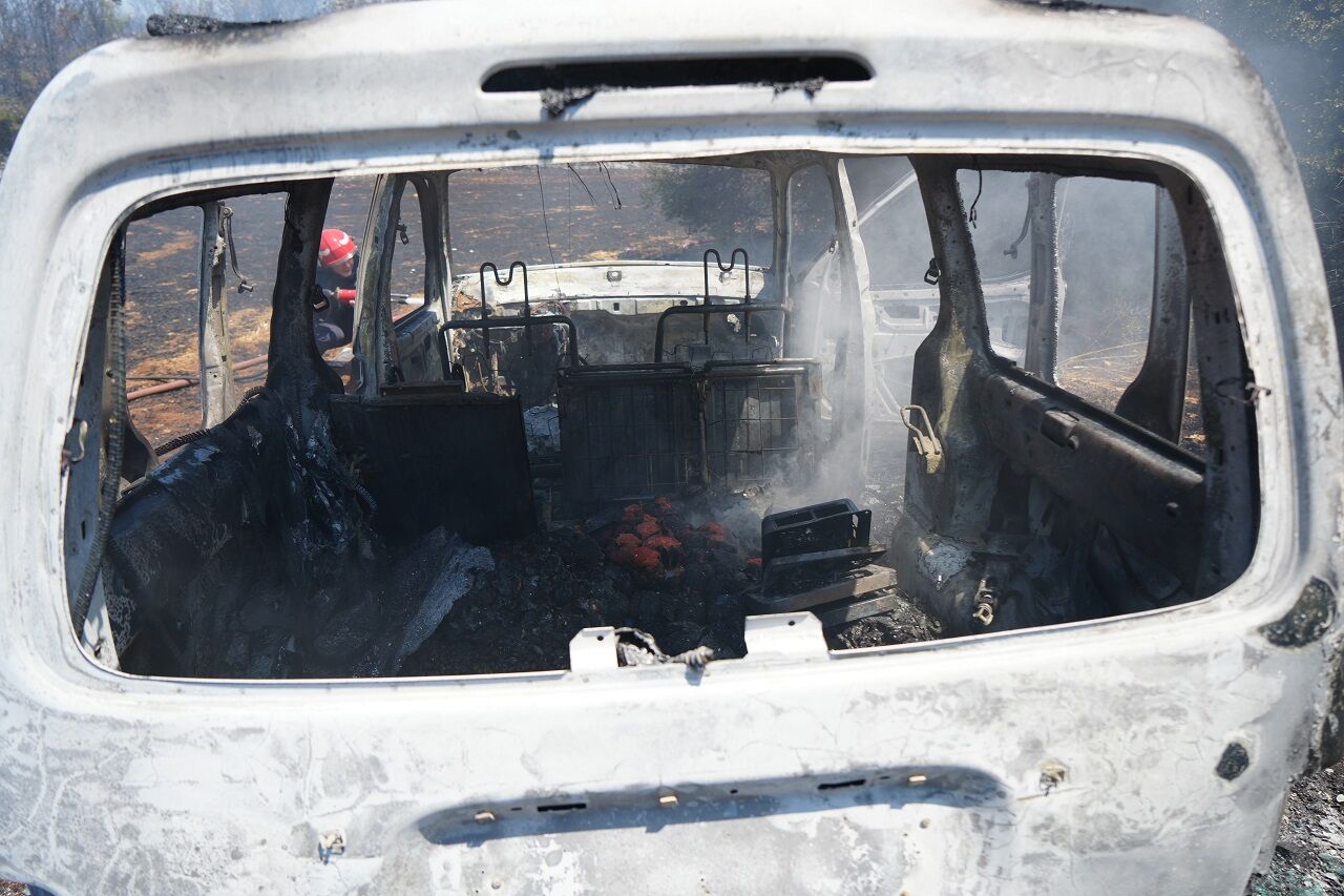 Antalya'da Çıkan Yangında Alevler Arasında Kaldılar (1)