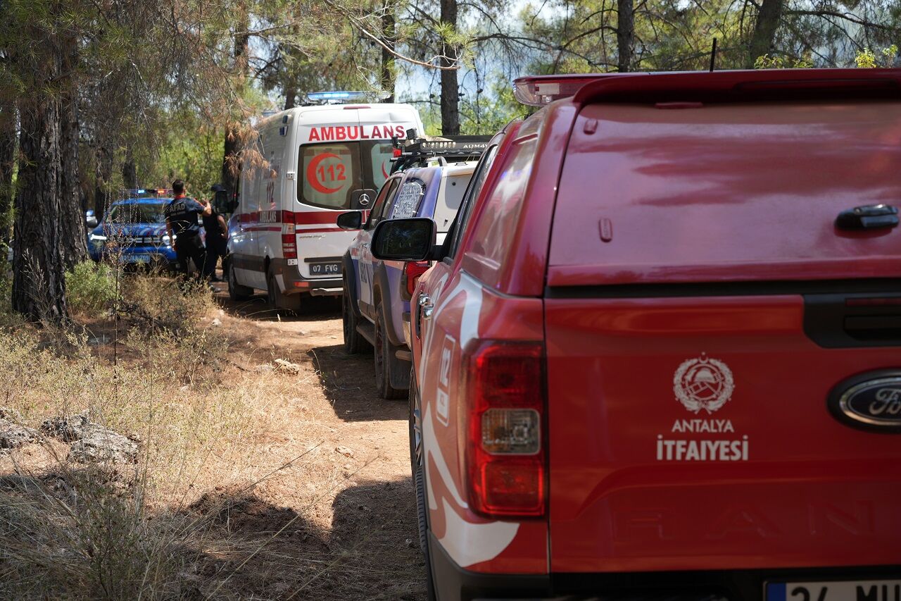 Antalya'da Çıkan Yangında Alevler Arasında Kaldılar (7)