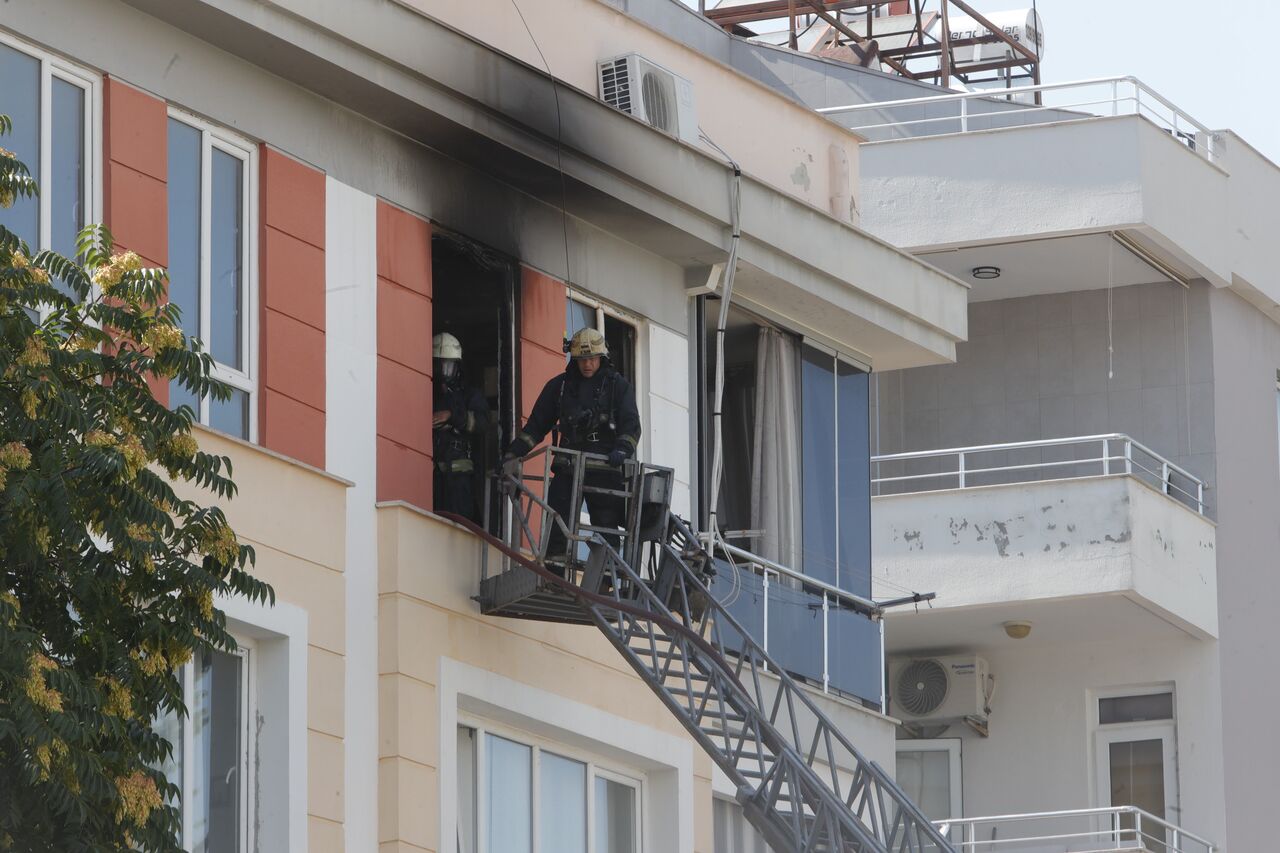 Antalya’da Ev Yangını Kedisini Alevlerden Kurtaran Ukraynalı Kadının Zorlu Anları (1)-1
