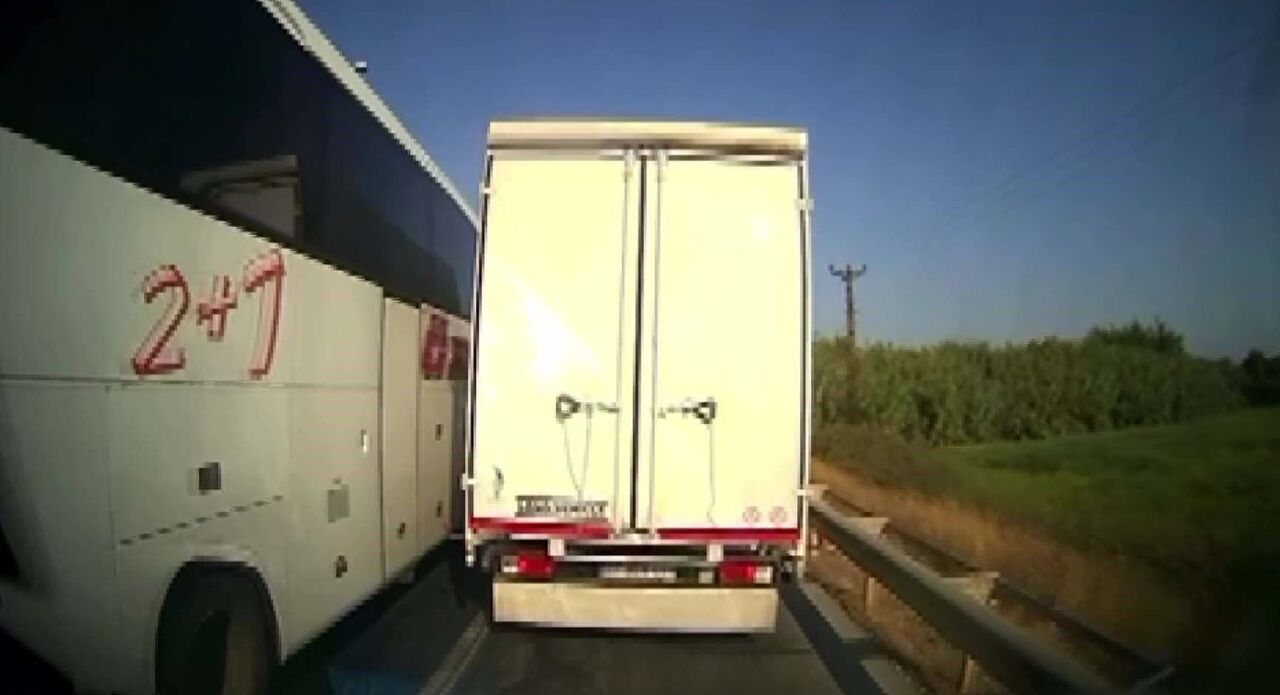 Antalya’da Kural Tanımayan Sürücüler Ambulansa Geçit Vermedi (1)