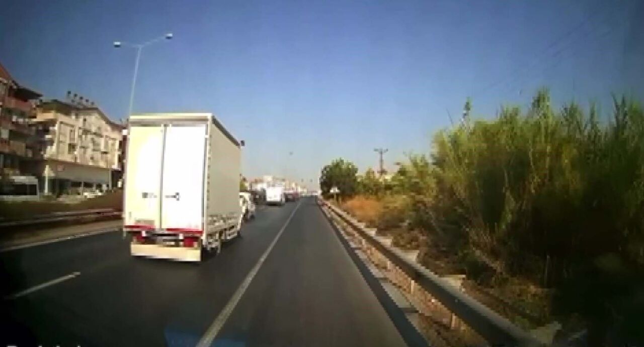 Antalya’da Kural Tanımayan Sürücüler Ambulansa Geçit Vermedi (3)