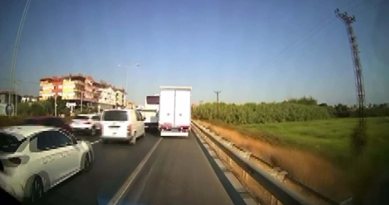 Antalya’da Kural Tanımayan Sürücüler Ambulansa Geçit Vermedi (4)