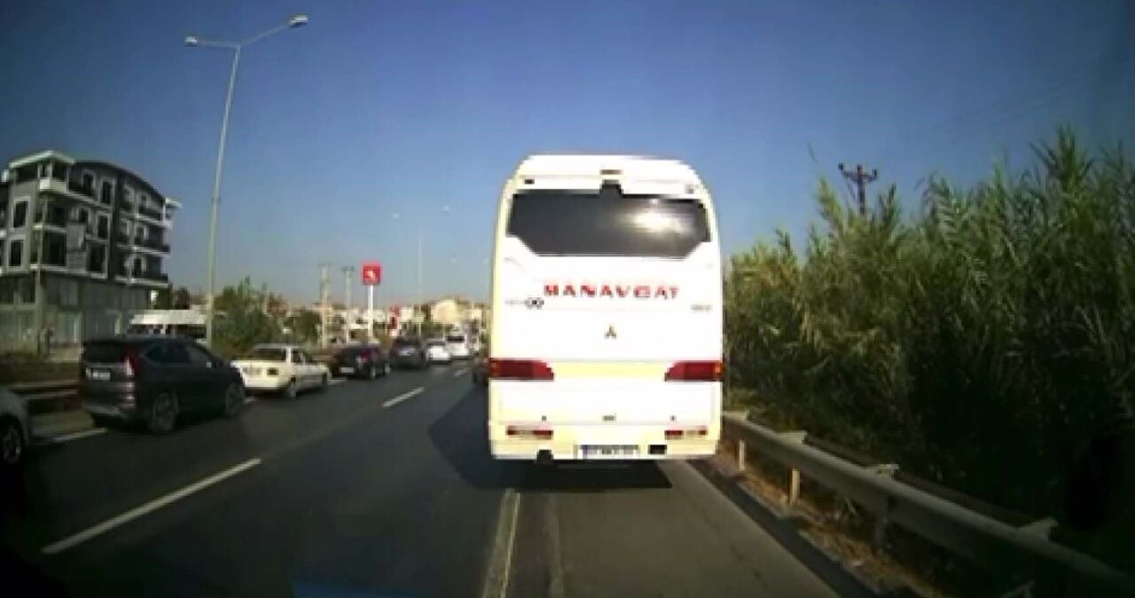 Antalya’da Kural Tanımayan Sürücüler Ambulansa Geçit Vermedi (5)