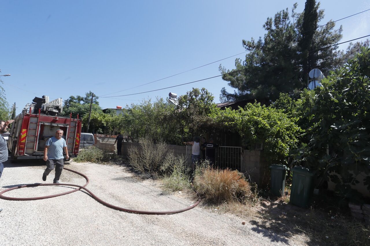 Antalya’da Kuruyan Otlar Tutuştu, Çıkan Yangın 2 Eve Sıçramadan Söndürüldü (2)