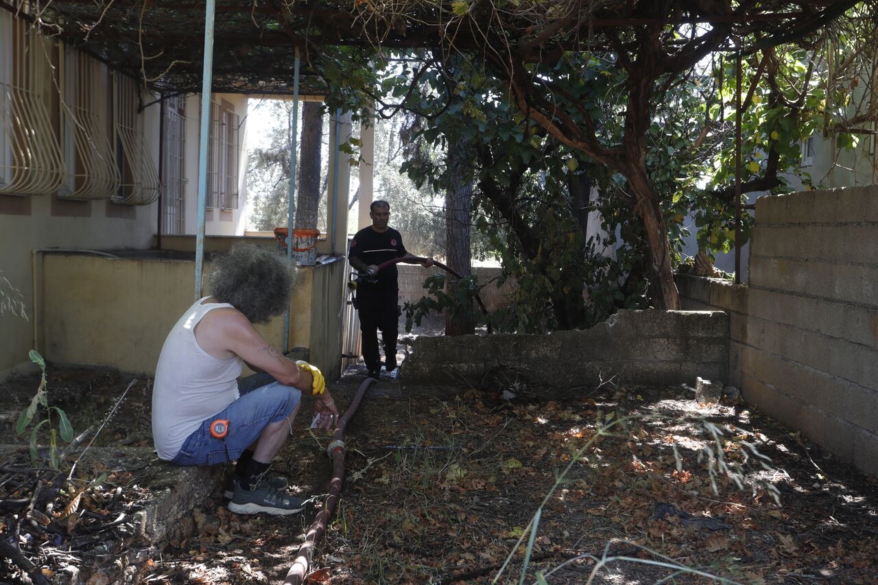 Antalya’da Kuruyan Otlar Tutuştu, Çıkan Yangın 2 Eve Sıçramadan Söndürüldü (3)