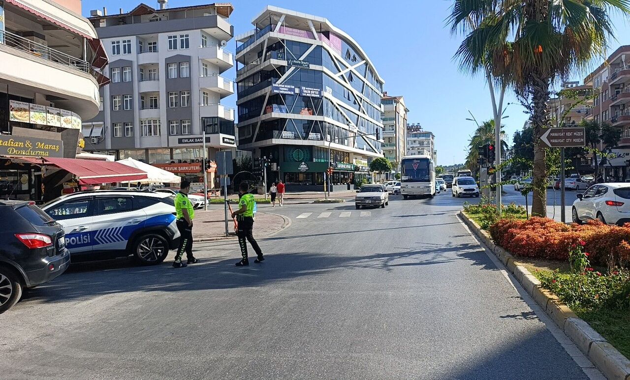 Antalya’da Motosiklet Kazası Sürücü Devrildi, Yardıma Vatandaşlar Koştu (3)