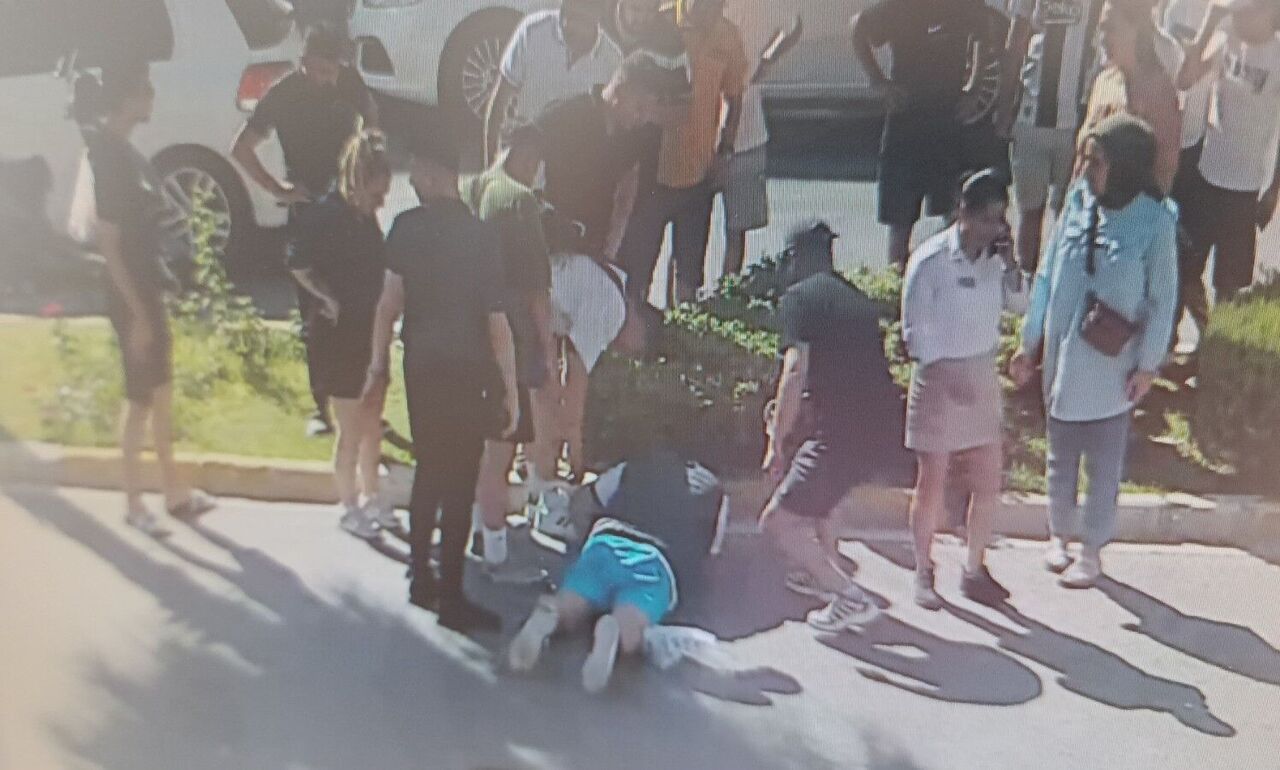 Antalya’da Motosiklet Kazası Sürücü Devrildi, Yardıma Vatandaşlar Koştu (7)