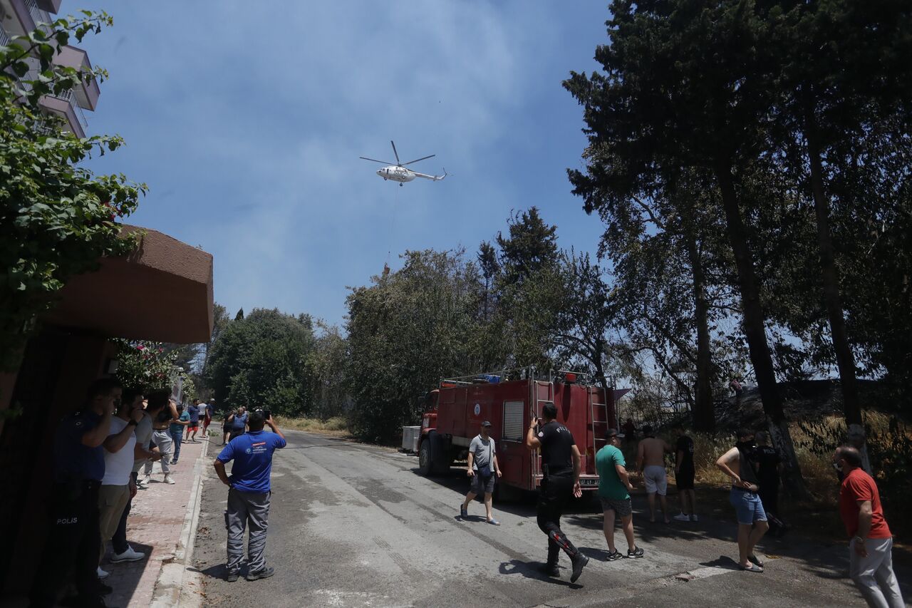 Antalya'da Orman Yangını Alevlerle Cansiparane Mücadele, Yangın Evlerin Eşiğinde Durduruldu (3)