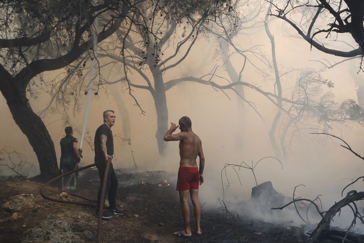Antalya'da Orman Yangını Alevlerle Cansiparane Mücadele, Yangın Evlerin Eşiğinde Durduruldu (5)