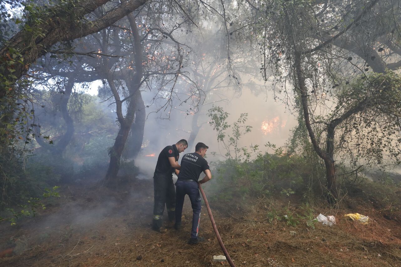Antalya'da Orman Yangını Alevlerle Cansiparane Mücadele, Yangın Evlerin Eşiğinde Durduruldu (7)