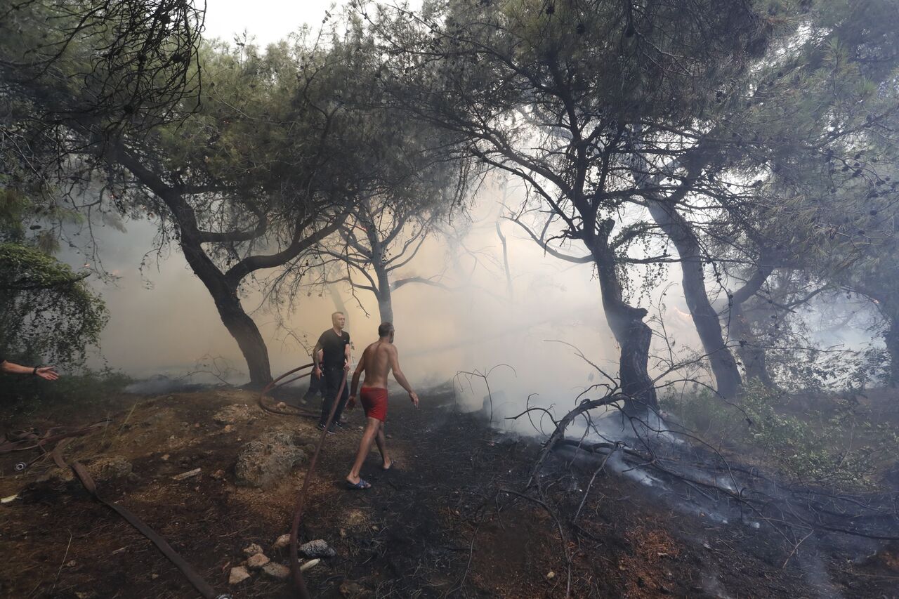 Antalya'da Orman Yangını Alevlerle Cansiparane Mücadele, Yangın Evlerin Eşiğinde Durduruldu (8)