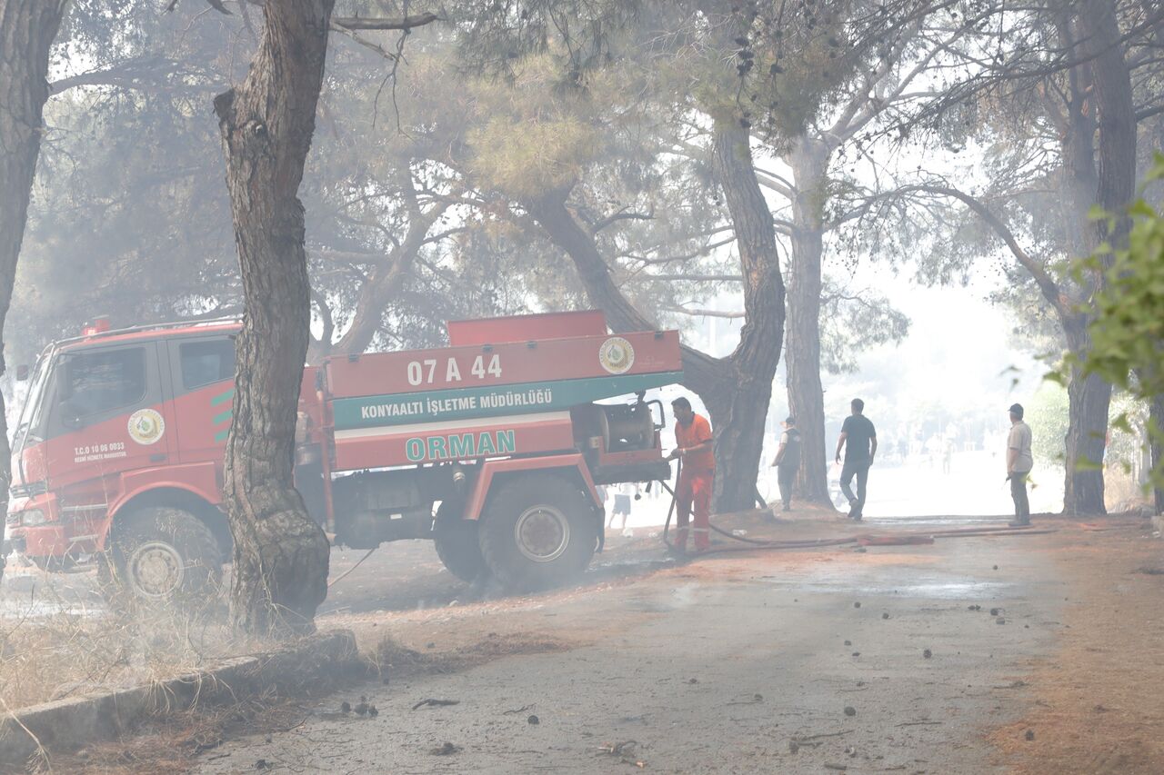 Antalya'da Orman Yangını Alevlerle Cansiparane Mücadele, Yangın Evlerin Eşiğinde Durduruldu (9)