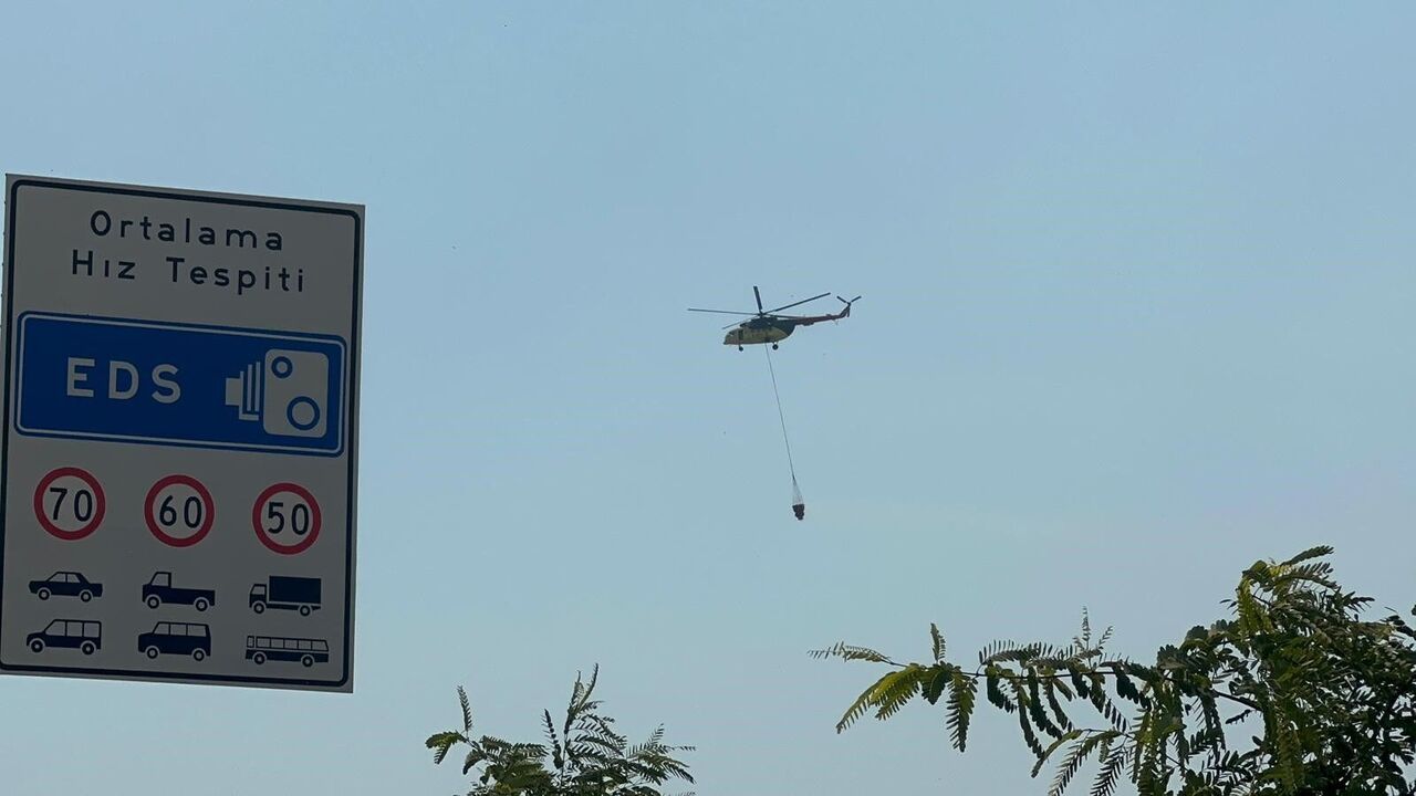 Antalya’da Orman Yangını Turizm Yolunu Kapattı Halk Kovalarla Seferber Oldu (1)
