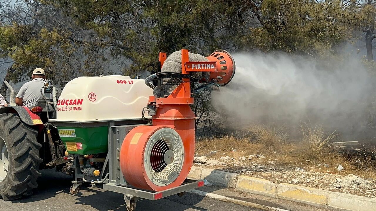 Antalya’da Orman Yangını Turizm Yolunu Kapattı Halk Kovalarla Seferber Oldu (2)