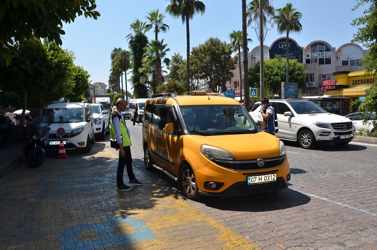 Antalya’da Otobüs Ve Taksilere Sıkı Denetim (1)