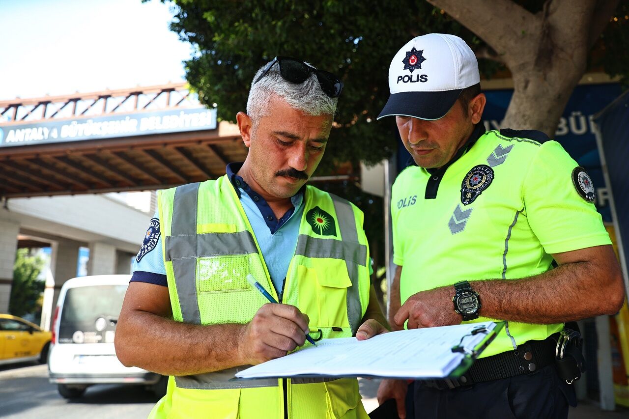 Antalya’da Otobüs Ve Taksilere Sıkı Denetim (5)