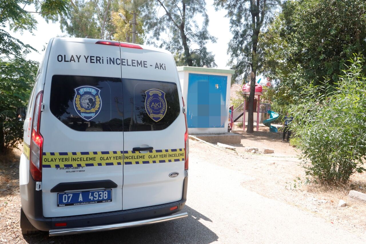 Antalya’da Parkta Silahlı Saldırı Yaralının Başında Bekleyip Kaçtı (3)