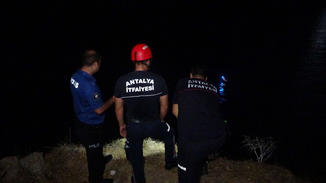 Antalya'da Şelaleden Denize Birisi Düştü Ihbarı Ekipleri Alarma Geçirdi (2)