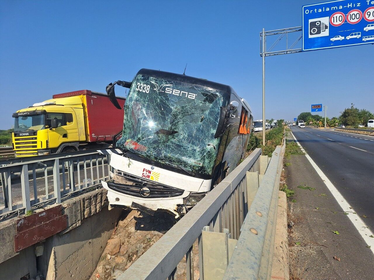 Antalya’da Tur Otobüsü Faciası Son Anda Önledi 34 Yolcu Mucizevi Şekilde Kurtuldu (4)