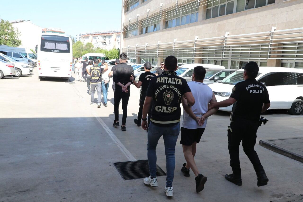 Antalya’da Tuzağa Düşürülen 28 Şüpheli Yakalandı (2)