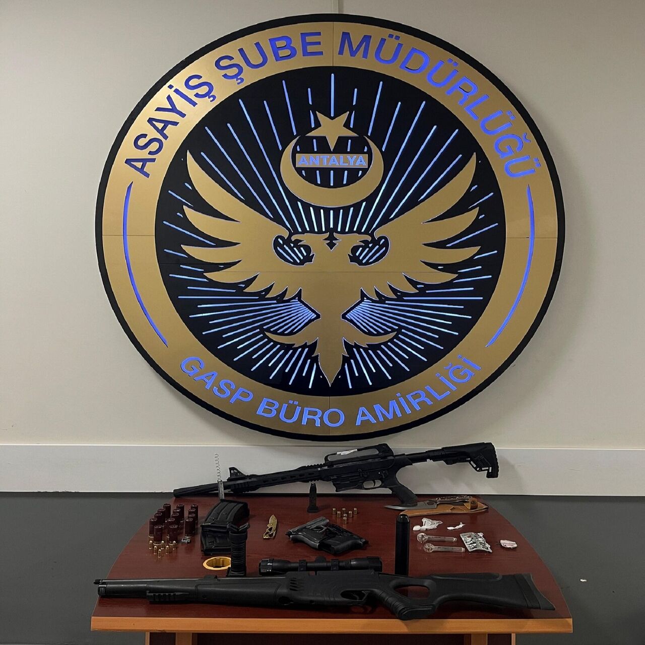 Antalya’da Tuzağa Düşürülen 28 Şüpheli Yakalandı (3)