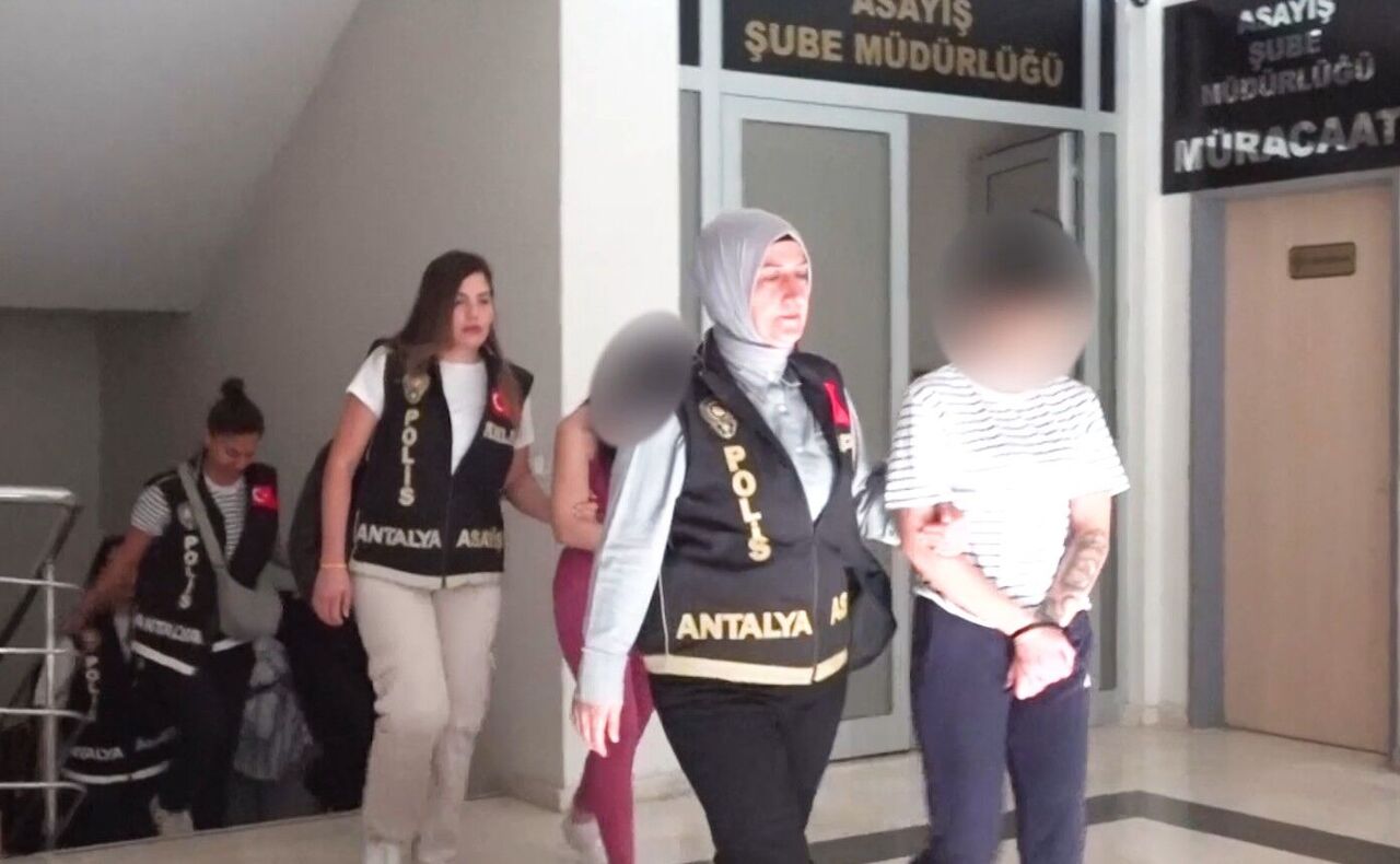 Antalya’da Tuzağa Düşürülen 28 Şüpheli Yakalandı (5)