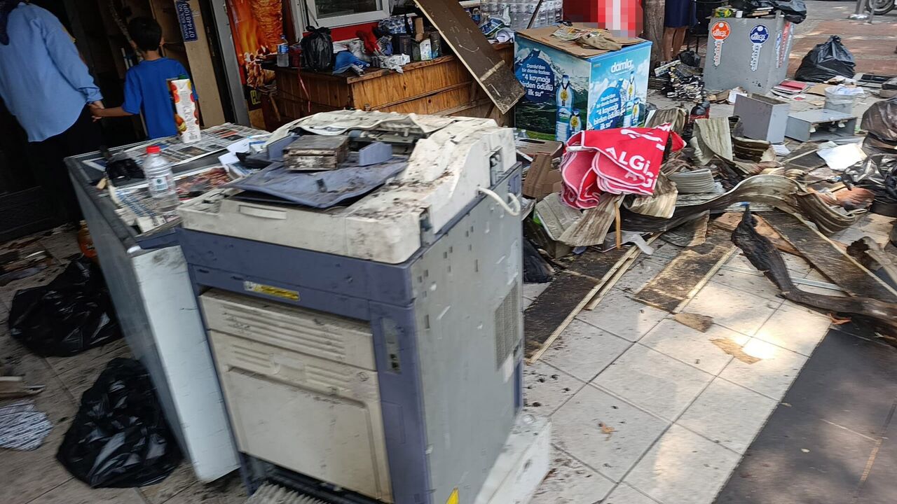 Antalya’da Yanan Büfe Küle Döndü (6)