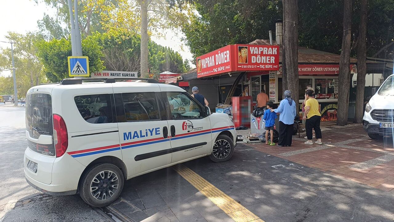 Antalya’da Yanan Büfe Küle Döndü (8)