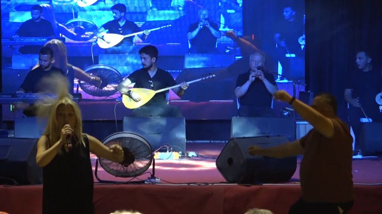 Antalya’daki Festivalde Sahnede Ilginç An Dron Sanatçının Kafasına Çarptı (2)