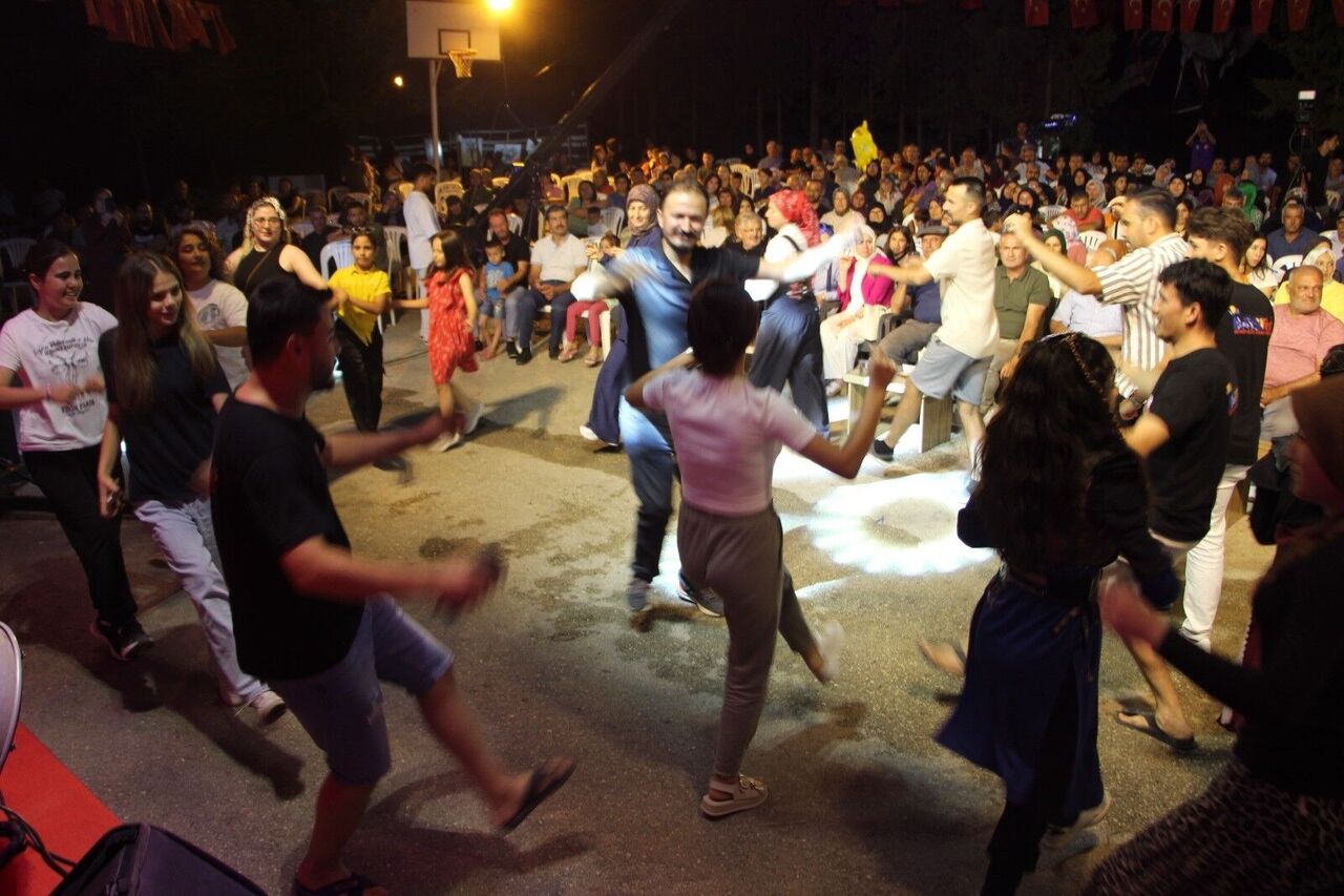 Antalya’daki Festivalde Sahnede Ilginç An Dron Sanatçının Kafasına Çarptı (5)