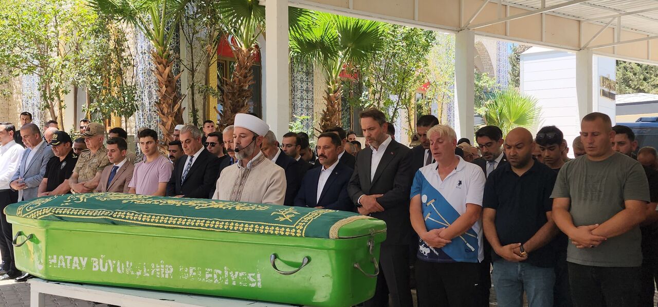 Bakan Bayraktar Teyzesini Son Yolculuğuna Uğurladı (1)-1