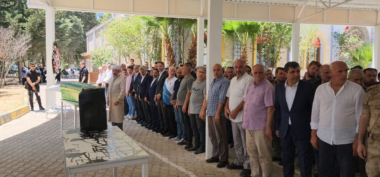 Bakan Bayraktar Teyzesini Son Yolculuğuna Uğurladı (2)