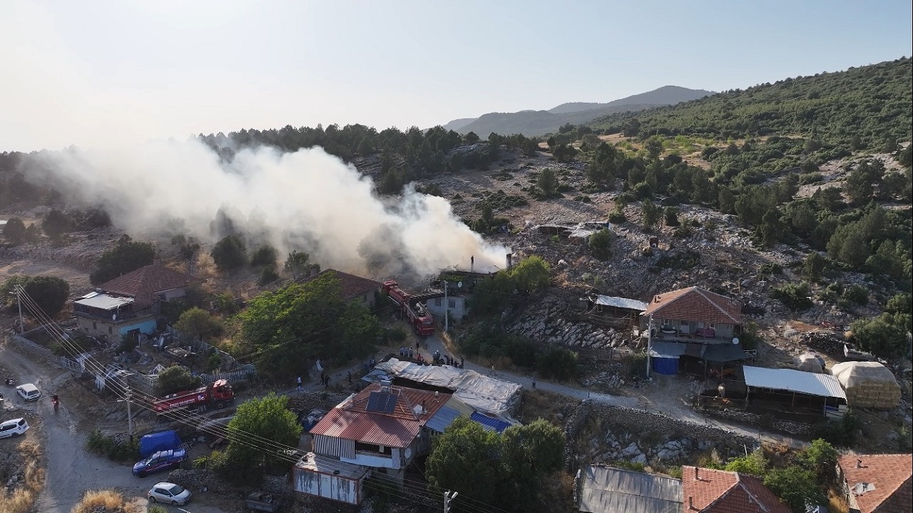 Banyo Sobasından Çıkan Yangın Evi Küle Çevirdi (2)